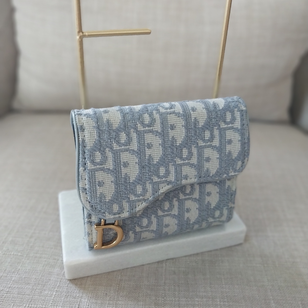 Beautiful Saddle Wallet
